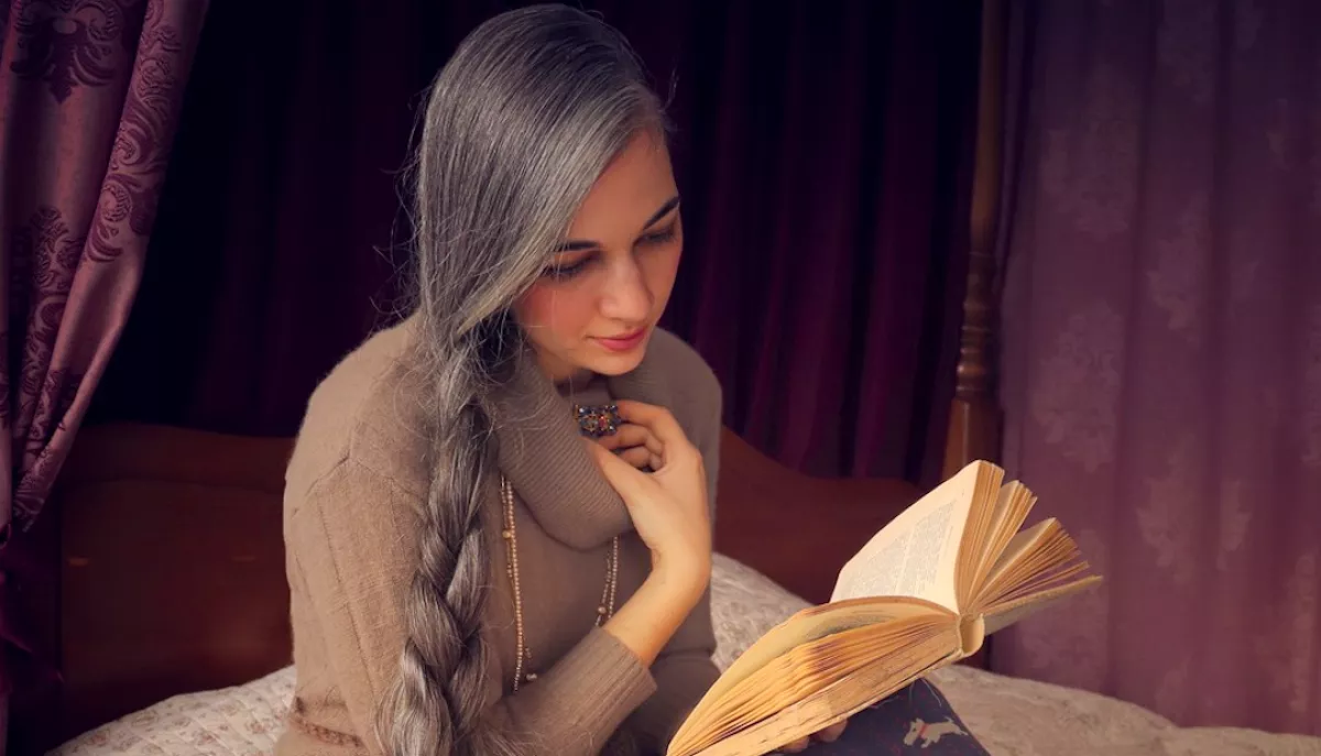 Ő a magyar Aranyhaj: 13 évesen kezdett őszülni Anna - Fotók