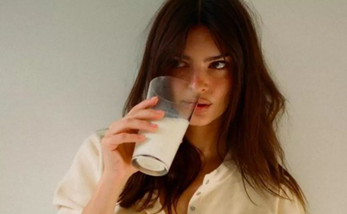 Ő Brad Pitt utódja? Álompasival csókolózva fotózták le a szupermodellt - Fotók