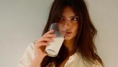 Ő Brad Pitt utódja? Álompasival csókolózva fotózták le a szupermodellt - Fotók