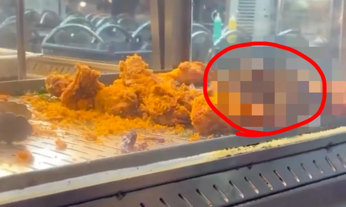 Gusztustalan állatot filmezett le a csirkerészek közt az étteremben a srác - Bezárták az üzletet - Videó