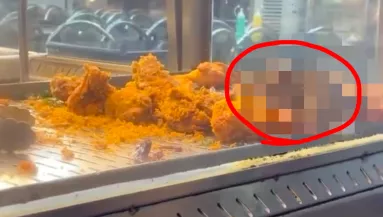 Gusztustalan állatot filmezett le a csirkerészek közt az étteremben a srác - Bezárták az üzletet - Videó