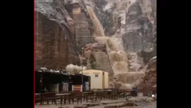 Katasztrófa: elöntötte a víz Petra történelmi városát - Turisták ezreit kellett evakuálni - Videók