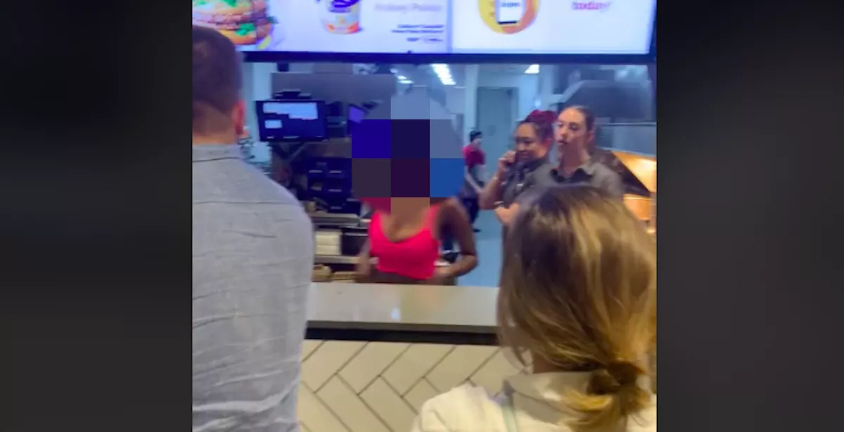 Átugrott a pulton a nő a McDonalds-ben, amit ezután művelt, mindenkit letaglóz - Videó