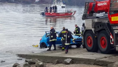 Elege lett az életből, a Dunába hajtott egy gödi nő - Fotók