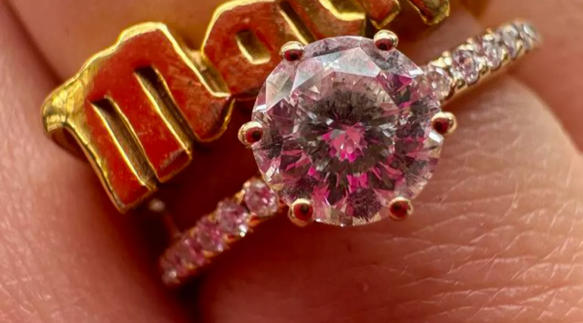 Szilveszterkor jegyezték el a 42 éves retrósztárt - Két hónapja lett anya - Fotók