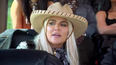 "Mi ez a láb?" - Ismét Khloe Kardashian photoshop bakiján röhög a világ - Fotók