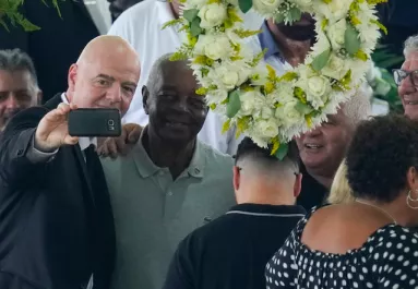 Ízléstelenség a köbön: mosolyogva szelfizett Pelé koporsójánál a FIFA elnöke