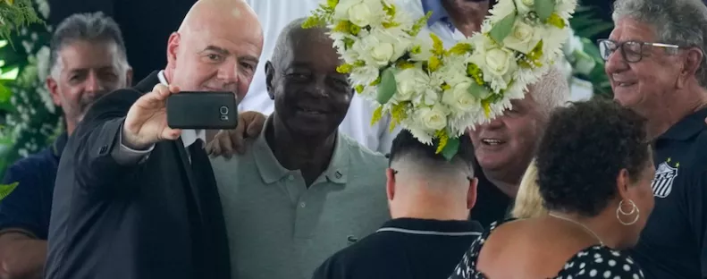 Ízléstelenség a köbön: mosolyogva szelfizett Pelé koporsójánál a FIFA elnöke