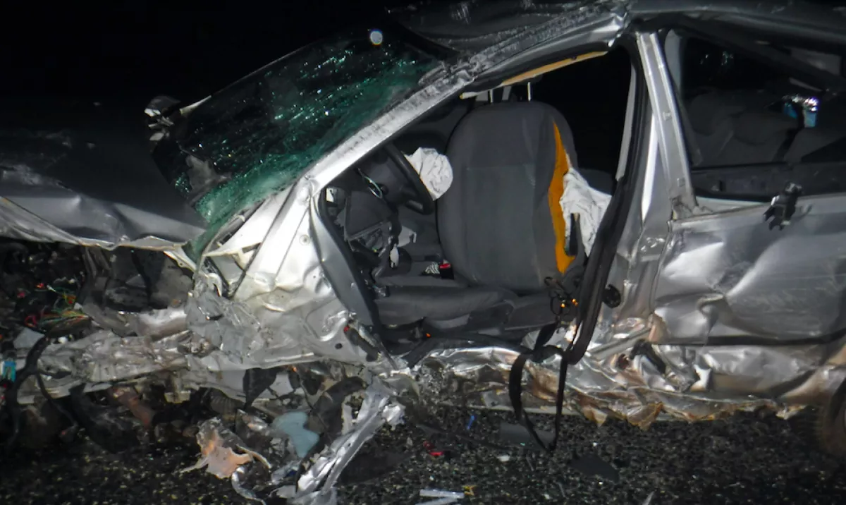 Megrázó képek és teljes útzár: három autó ütközött, emberek szorultak a roncsokba