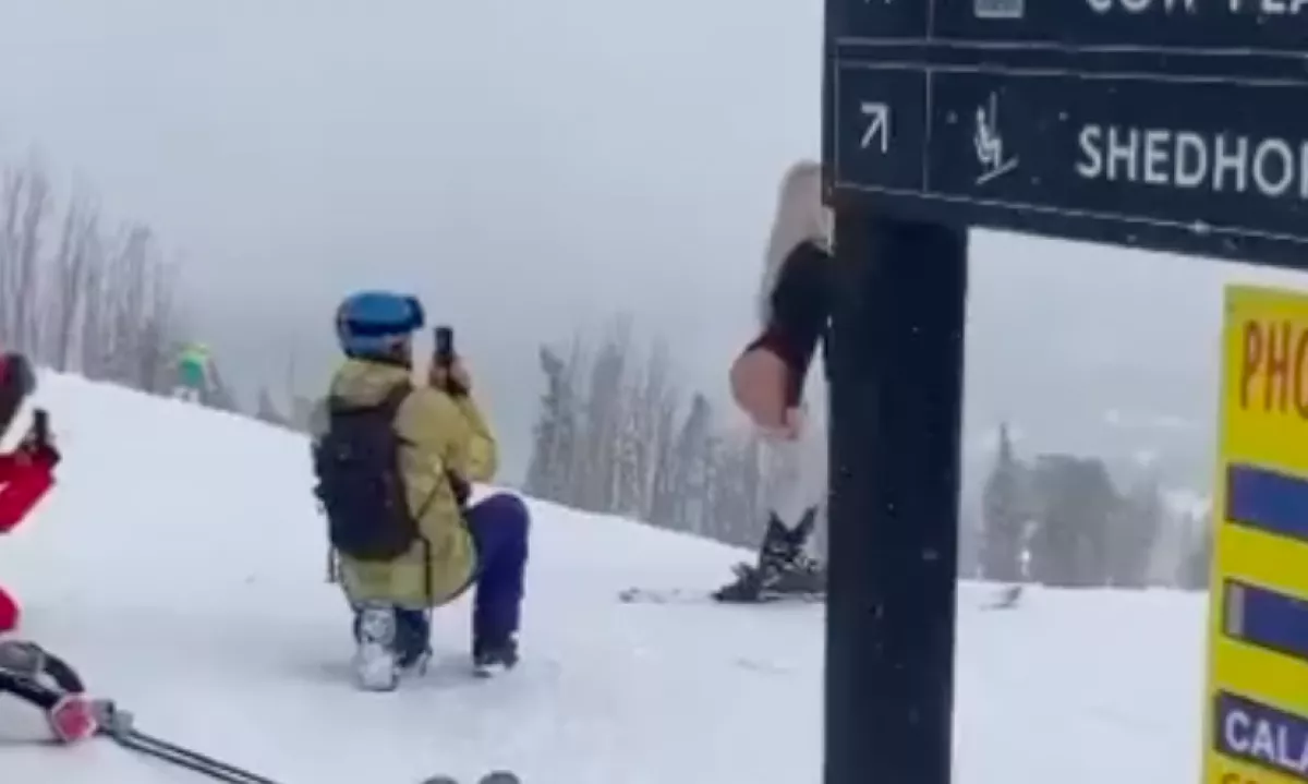 Letolt nadrággal pucsít az Insta-sztár a síterepen, amikor megérkeznek a biztonságiak - Videó