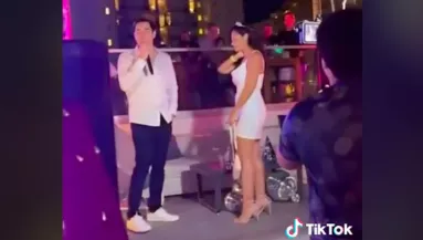 Félbeszakították a szilveszteri bulit, hogy megkérje a srác lány kezét, kínos lett a folytatás - Videó