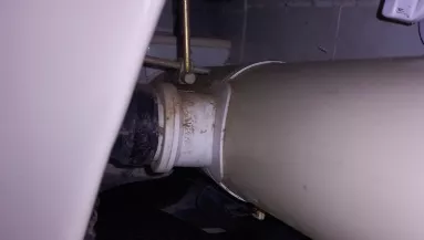 Furcsa tárgyat talált a WC mögött a férfi, amikor megérintette, kitört a pánik - Fotók