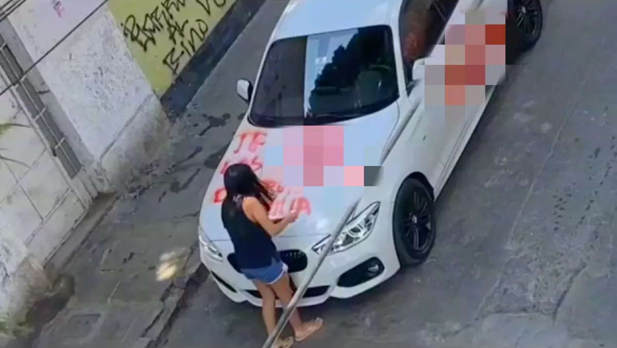 Videó: félrelépett a politikus, így állt bosszút a felesége