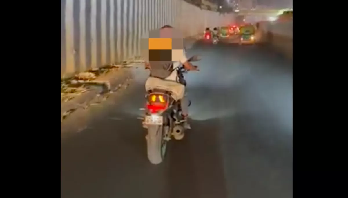 Videóra vette az autós, mit szállít a motoros - Elborzadt rajta a világ