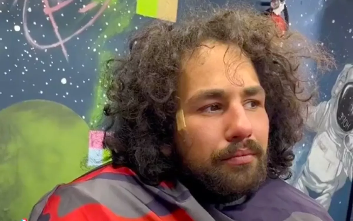 Levágták a hajléktalan haját, majd miután meglátta magát, megdöbbentő döntést hozott - Videó