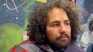 Levágták a hajléktalan haját, majd miután meglátta magát, megdöbbentő döntést hozott - Videó