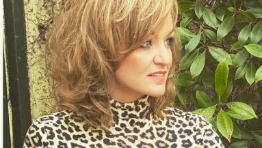 Betörték Szandiék autójának ablakát, s a falra írták: "k...a"