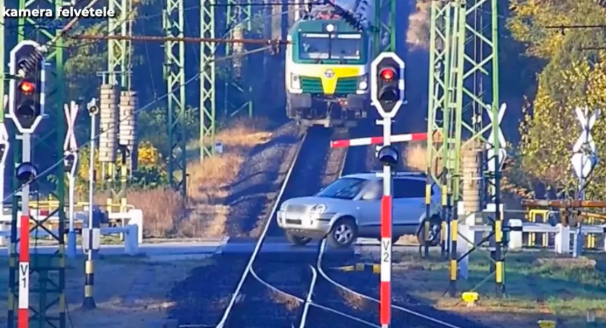 A sorompót letarolva hajtott a vonat elé egy nő Csorna mellett - Videó