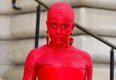 Vörös ördög bőrébe bújva sokkolt a rapper - Te felismerted? - Fotók