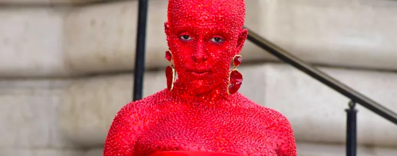 Vörös ördög bőrébe bújva sokkolt a rapper - Te felismerted? - Fotók