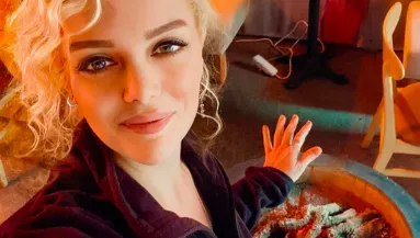 Halott apjával és földönkívüliekkel is rendszeresen beszél a szépségkirálynő - Durva, mit jósoltak a Föld lakóinak