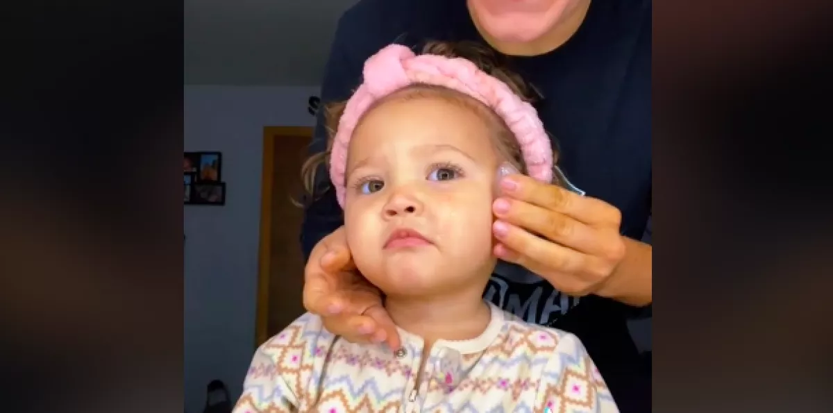 Veszélyes TikTok-trend: őrület, hogy "szépítik" a szülők a gyermekeiket - Videó