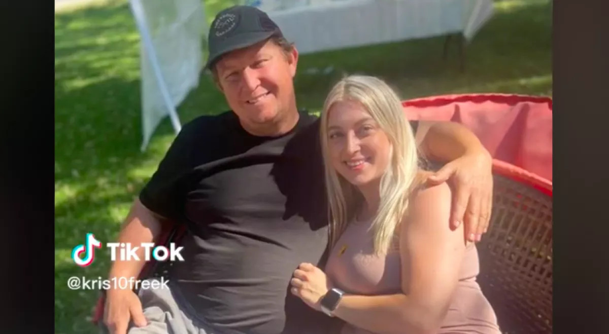 Csak egy képet akart az apjával, a netezők pusztulnak egy apró részlet miatt - Videó