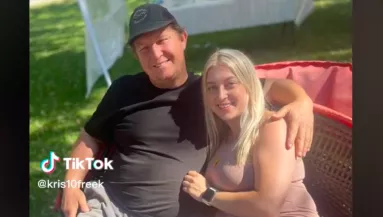 Csak egy képet akart az apjával, a netezők pusztulnak egy apró részlet miatt - Videó