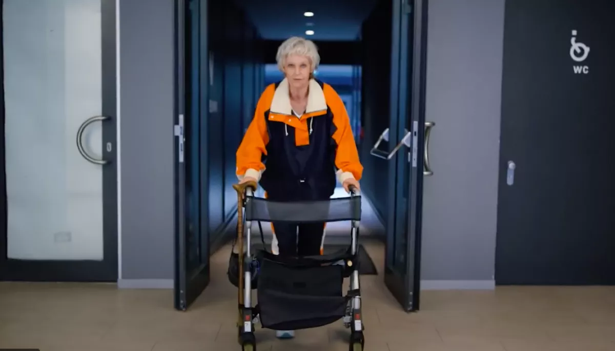 Járókerettel érkezett a konditeremben az idős nő, ami ezután történt, azt senki nem hitte el - Videó