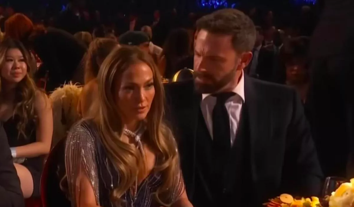 Kínos videók a neten: J-Lo így förmedt Ben Affleck-re a Grammy-gálán