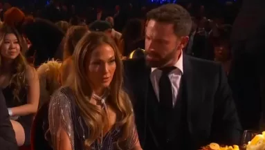 Kínos videók a neten: J-Lo így förmedt Ben Affleck-re a Grammy-gálán