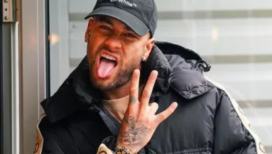 Szülinapján buktatta le Neymart a sztármodell - Forró csókjukról posztolt az Instán