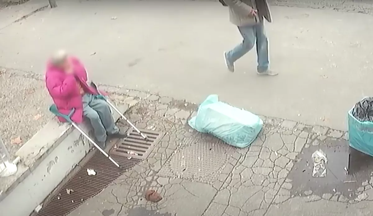 Csak a dohányboltba ugrott be a látássérült néni Zuglóban, aztán összefutott Józsival... - Videó