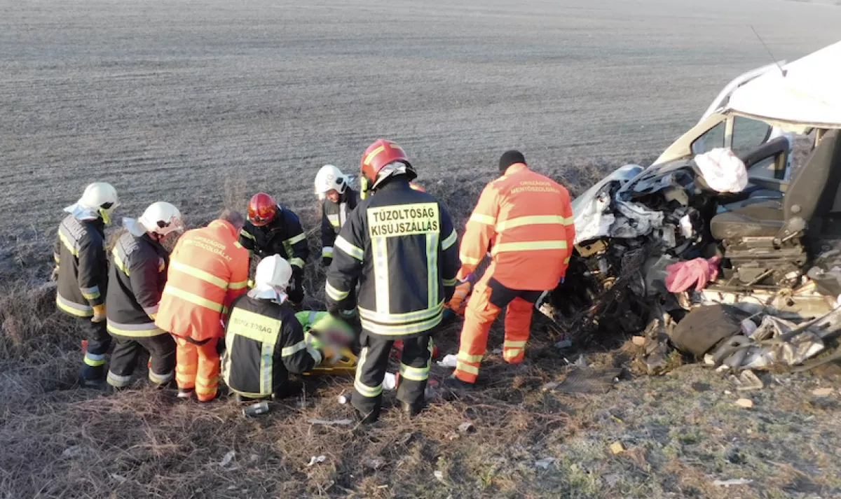 Horrorbaleset Kisújszállásnál - drámai képek érkeztek