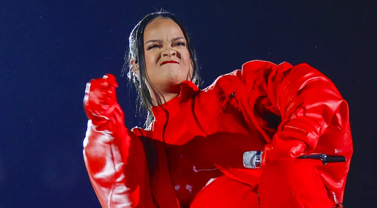 A Super Bowl Halftime show-n derült ki: Rihanna ismét terhes - Itt a videó
