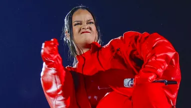 A Super Bowl Halftime show-n derült ki: Rihanna ismét terhes - Itt a videó