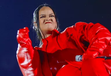 A Super Bowl Halftime show-n derült ki: Rihanna ismét terhes - Itt a videó