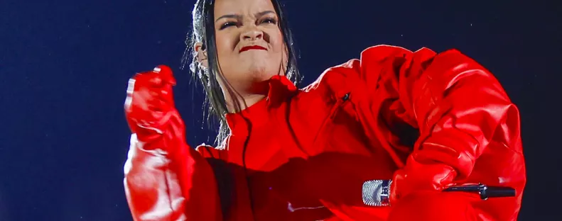 A Super Bowl Halftime show-n derült ki: Rihanna ismét terhes - Itt a videó