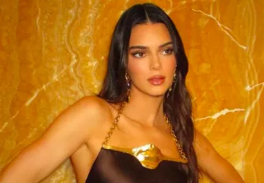 Mi ez a kéz? - Kendall Jenner photoshop bakiján röhög a világ - Fotók