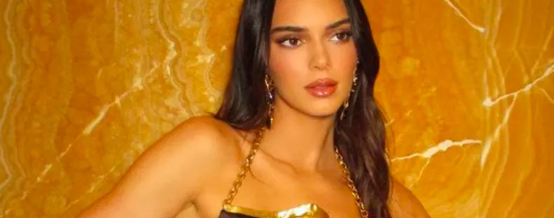 Mi ez a kéz? - Kendall Jenner photoshop bakiján röhög a világ - Fotók
