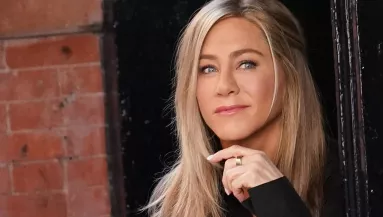 Robbant a bomba: ezzel a 25 évvel fiatalabb sztárral randizik Jennifer Aniston - Fotók