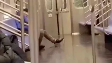 Miért nem szabad soha elaludni a metrón? Ezért - Videó