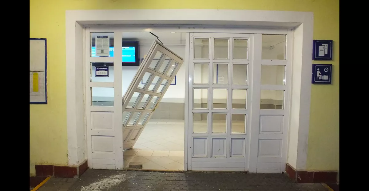 Erősre itta magát Ervin szombaton, majd vad pusztításba kezdett a lellei állomáson - Fotók