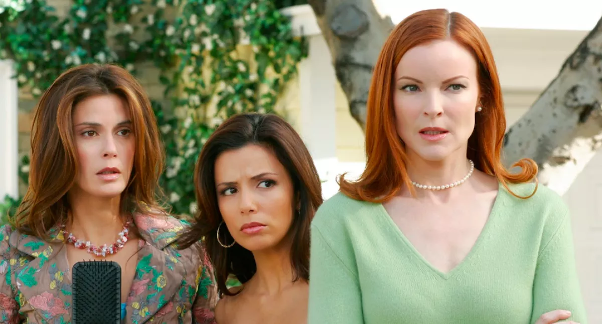 58 éves lett, ruha nélkül is posztol a Született feleségek sztárja - Fotók