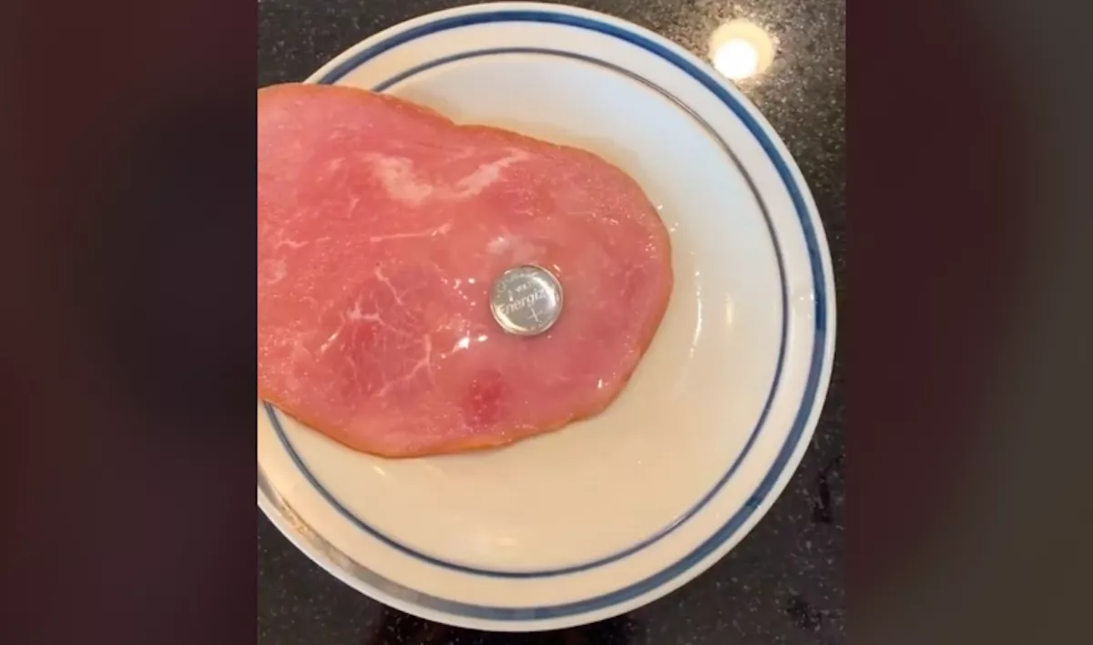 Ijesztő videó: ez történik veled, ha lenyelsz egy gombelemet