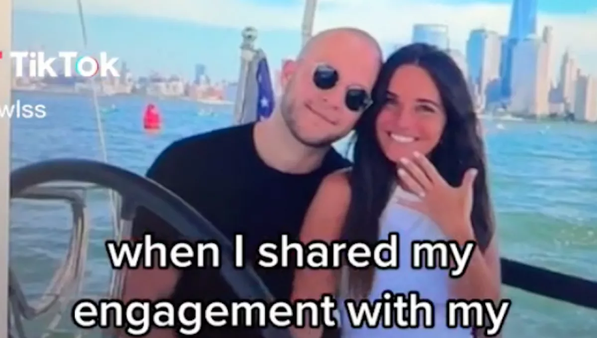 Büszkén osztotta meg a kollégáival az eljegyzését a nő, de egy apró részletet későn vett észre - Videó