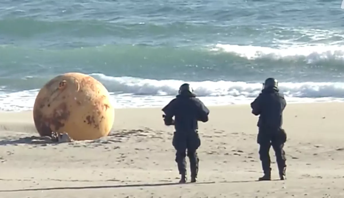 Rejtélyes tárgy bukkant fel a tengerparton - a rendőrség lezárta a környéket - Videó