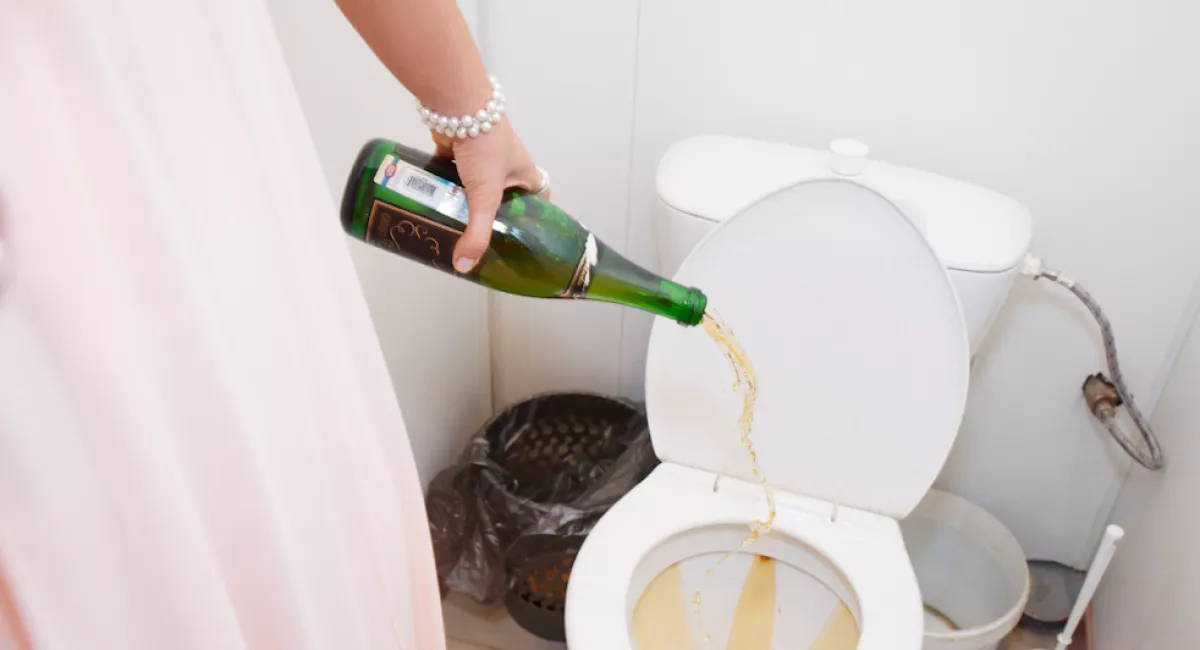 Az esküvőjén dobta ki a menyasszony a párját, amikor meglátta, mit csinál az anyjával a mosdóban