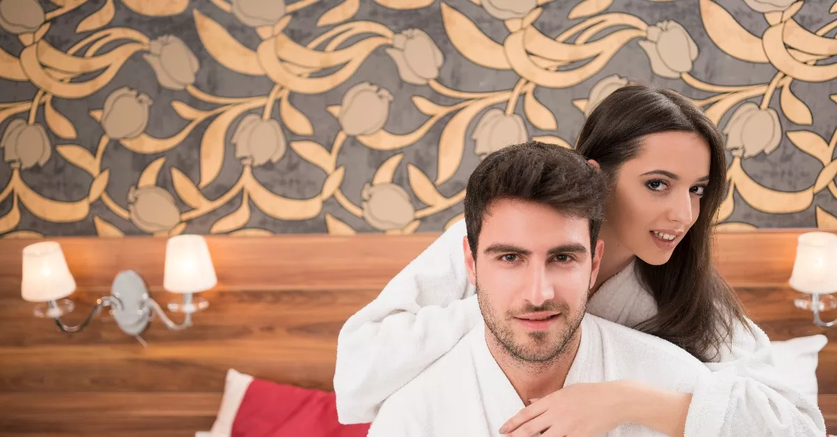 Megdöbbent a férfi, amikor észrevette, miket dobál az ágy mögé a párja - Fotó