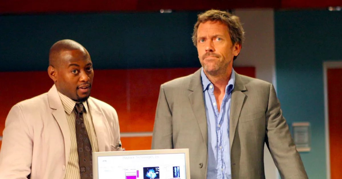 Sokkoló ábrázattal járja az utcát a megőszült Dr. House - 64 éves lesz idén - Fotók